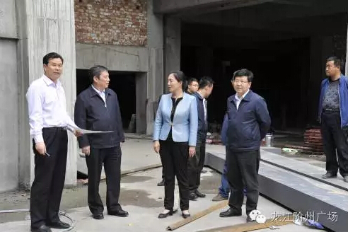 市長陳青，副市長王月成陪同省電力投資集團(tuán)公司總經(jīng)理李輝一行深入階州廣場視察