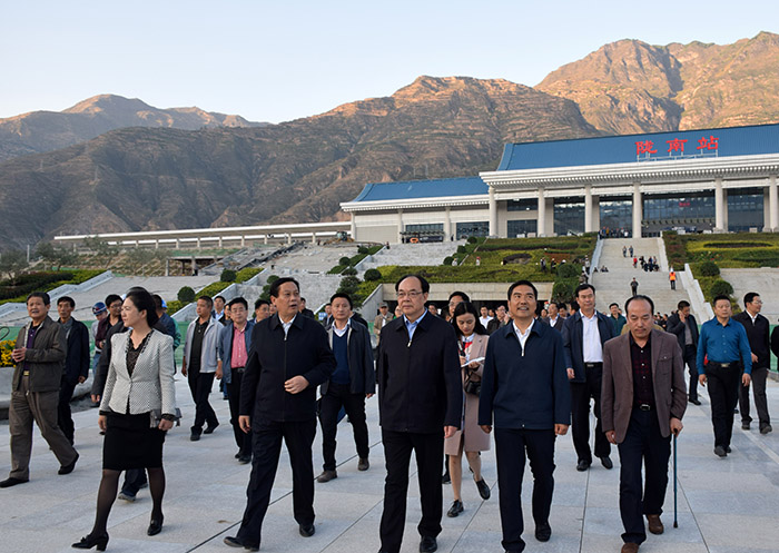 全國(guó)、省市政協(xié)委員體驗(yàn)蘭渝鐵路、視察階州廣場(chǎng)