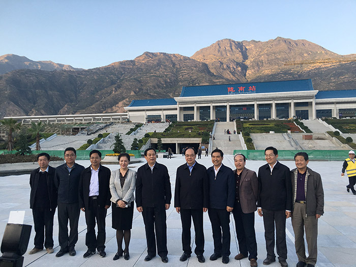 全國(guó)、省市政協(xié)委員體驗(yàn)蘭渝鐵路、視察階州廣場(chǎng)