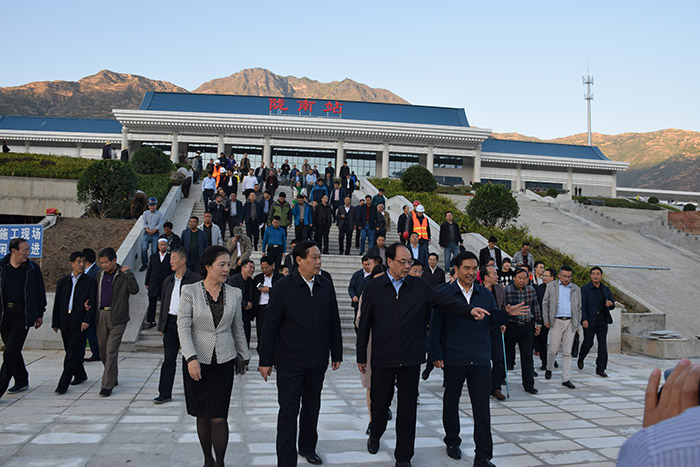 全國(guó)、省市政協(xié)委員體驗(yàn)蘭渝鐵路、視察階州廣場(chǎng)