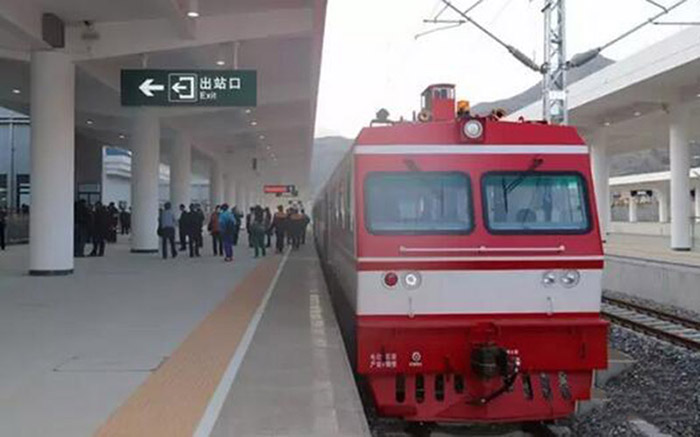 全國(guó)、省市政協(xié)委員體驗(yàn)蘭渝鐵路、視察階州廣場(chǎng)