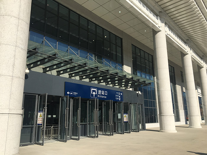 全國(guó)、省市政協(xié)委員體驗(yàn)蘭渝鐵路、視察階州廣場(chǎng)