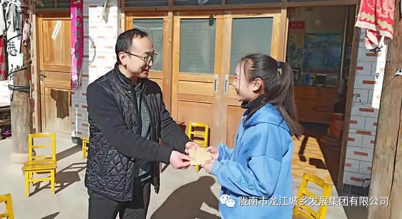 堅持精準(zhǔn)幫扶，合力脫貧攻堅——市龍江城鄉(xiāng)發(fā)展集團(tuán)、隴南太平洋財險公司聯(lián)合開展幫扶文縣橋頭鎮(zhèn)安子坡村2019年春節(jié)慰問活動