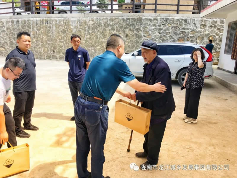 “感黨恩、憶黨史”，--市龍江城鄉(xiāng)發(fā)展集團公司開展慶祝建黨99周年主題黨日活動